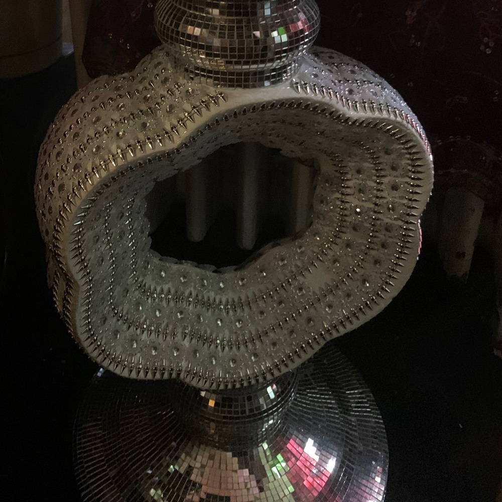 Beautiful pearl silver and white stand